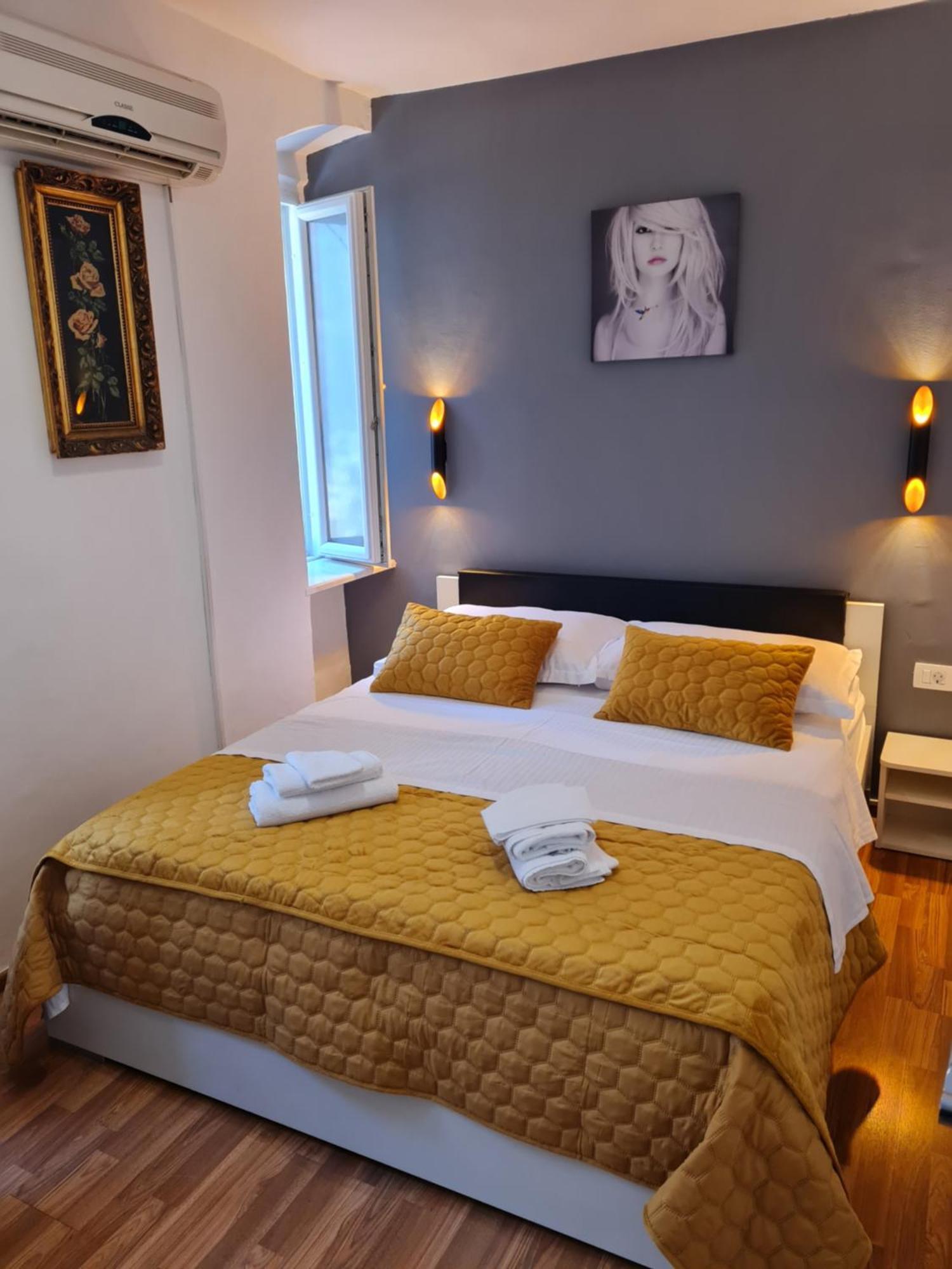 Inchy Accommodation - In The Center Of Diocletian'S Palace สปลิท ภายนอก รูปภาพ
